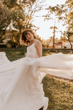 Vestido Laurel - Corpo em renda chantilly com saia em camadas de renda, tule e crepe. - Vestidos de noiva exclusivos ARTHA ATELIER