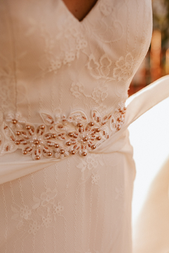Vestido Laurel - Corpo em renda chantilly com saia em camadas de renda, tule e crepe.