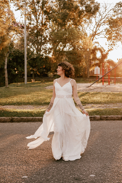 Vestido Laurel - Corpo em renda chantilly com saia em camadas de renda, tule e crepe.