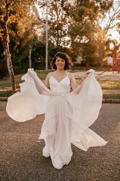 Vestido Laurel - Corpo em renda chantilly com saia em camadas de renda, tule e crepe. na internet