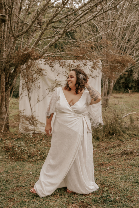 Vestido Lua - Vestido transpasse em malha com elastano, com renda chantilly sobreposta.