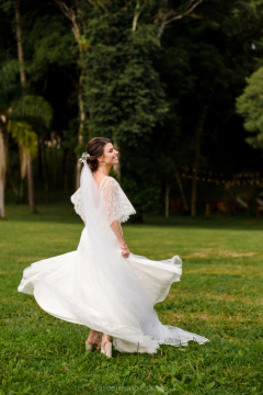 Véu longo em tule. - Vestidos de noiva exclusivos ARTHA ATELIER