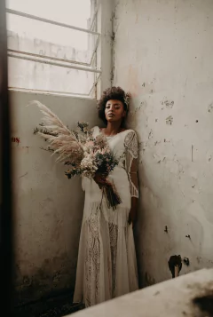 VESTIDO AUSTIN - silhueta trompete em patchwork de renda algodão, chantilly e passamanarias de renda, com saia em crepe e renda e acabamento com franjas. - Vestidos de noiva exclusivos ARTHA ATELIER
