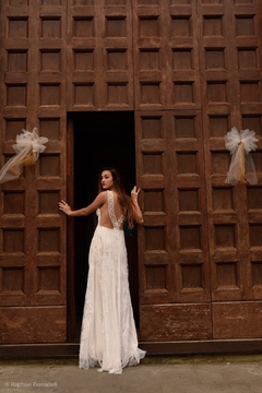 VESTIDO ARPOADOR (Ou Praia, como preferir) - saia Godê em patchwork de rendas chantilly, com barrado em renda chantilly, corpo estruturado na frente, em tule poá, renda chantilly e fita de renda algodão, com costas em tule ilusione com fita de algodão. - Vestidos de noiva exclusivos ARTHA ATELIER