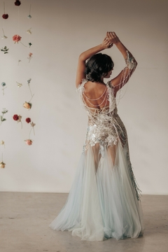 Vestido Hydra em tule ilusione ilatiano e aplicações manuais de rendas, paetês e pedrarias. - loja online