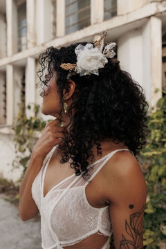 Pente Artesã em flor de renda chantilly, com pérolas naturais, flores secas e cristais. na internet