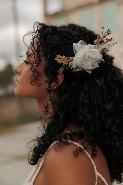 Pente Artesã em flor de renda chantilly, com pérolas naturais, flores secas e cristais. - comprar online