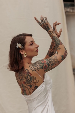 Pente Vitral, tamanho pequeno em flores metálicas e pérolas. - Vestidos de noiva exclusivos ARTHA ATELIER
