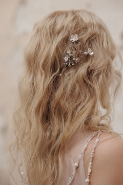 Acessório Lurian, em metal moldado manualmente com cristal de quartzo bruto e cristais facetados - Vestidos de noiva exclusivos ARTHA ATELIER