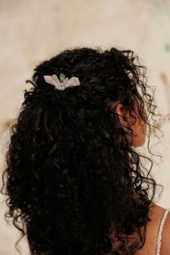 Pente Cristalo em cristais de quartzo bruto, quartzo rosa facetado e quartzo verde polido.