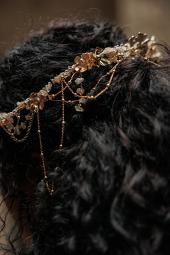 Headband Realeza em flores e correntes metálicas, cristais brutos e flores metálicas. na internet