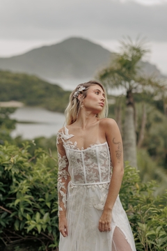 Imagem do Vestido Rosa Norte - modelo uma manga, em renda francesa, com tule ilusione e corselete em crinol.