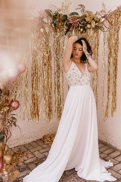 BODY PEÔNIA - Perfeito apenas, em renda com elastano forrada, com modelagem estilo hot pant que veste o bumbum! - comprar online
