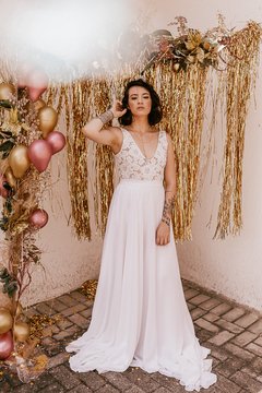 BODY PEÔNIA - Perfeito apenas, em renda com elastano forrada, com modelagem estilo hot pant que veste o bumbum!
