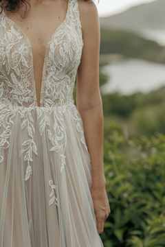Vestido Camomila - Corpo em renda chantilly e renda botânica, com saia em linha A e sobreposição de tule ilusione franzido. - loja online