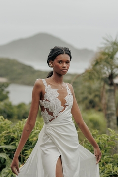 Vestido Camélia - silhueta trompete em crepe amanda com drapeado, máxi flores em gazar e cauda em musseline de seda. na internet