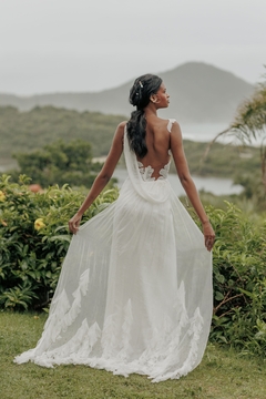 Vestido Camélia - silhueta trompete em crepe amanda com drapeado, máxi flores em gazar e cauda em musseline de seda. - comprar online