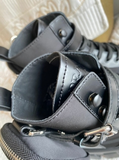 Bota Prada Monolotith nylon e couro