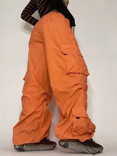 Calça parachute orange moment na internet