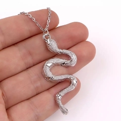 Colar snake na internet