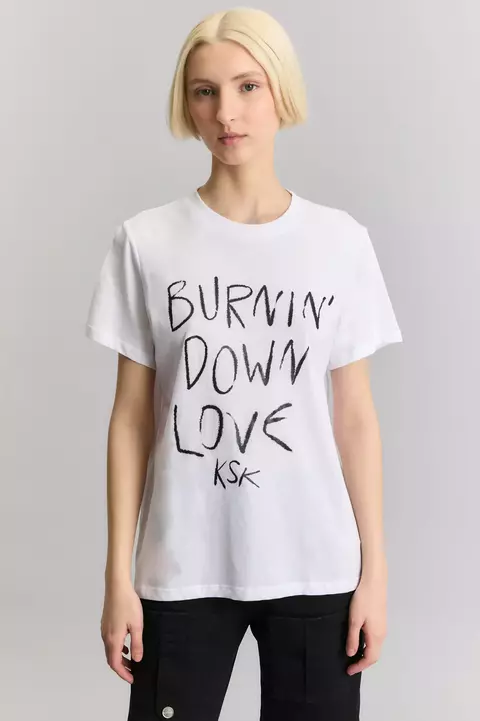 REMERA BURNING LOVE