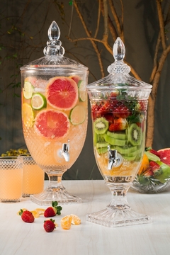 DISPENSER CRISTAL ECOLÓGICO COM PÉ E TAMPA BRANDON 2L - EntreLaço Casa
