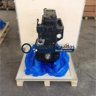 Motor Cummins QSB 6.7L nuevo sin periféricos montado sobre un pallet de madera con protección azul