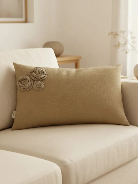 ALMOH-1646- ALMOHADON EN TUSOR CON FLORES TEJIDAS