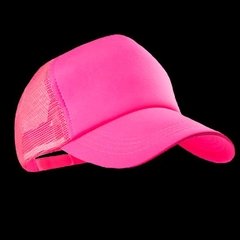 Gorra flúor modelo trucker color fucsia