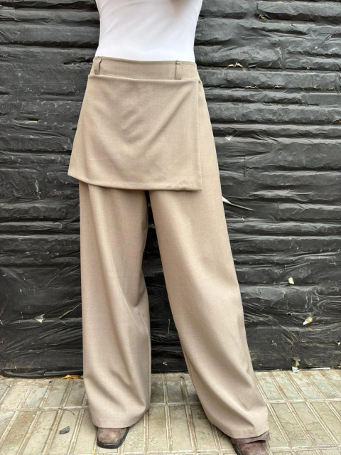 Pantalon con mini superpuesta