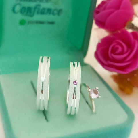 Aliança de prata Zephyra pedra rosa claro