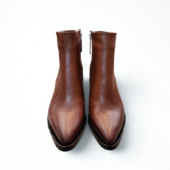 Botas de cuero marrón con punta afilada y cierre lateral.