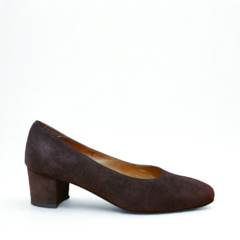 Zapato Flat de gamuza marrón con tacón bajo.