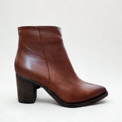 Bota de cuero marrón con taco, estilo elegante y moderno.