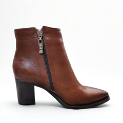 Bota de cuero marrón con cierre lateral y tacón alto.