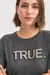 REMERA MANGAS CORTAS CON APLIQUE TRUE BONJOUR LULU (95.S7031) - comprar online