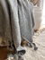 Manta pompon gris - comprar online