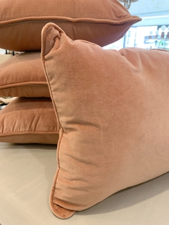 ALMOHADON VELVET ROSA CEREZO