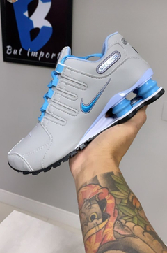Nike Shox cinza e azul