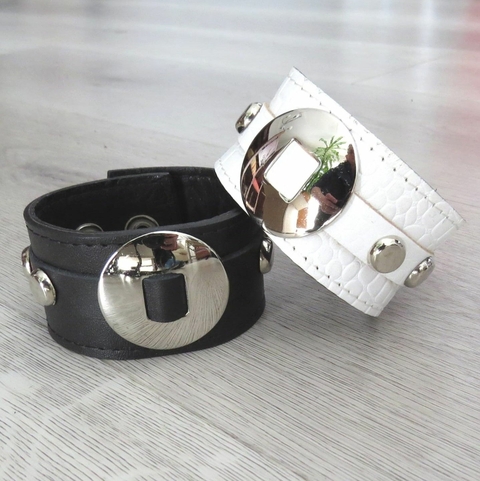 Brazalete Aplique Redondo pasante con Remaches