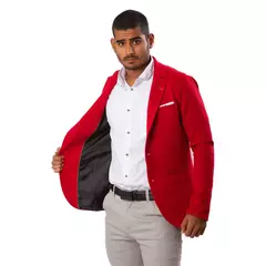 Modelo masculino vistiendo un blazer bordó slim fit, mostrando el interior de la prenda.