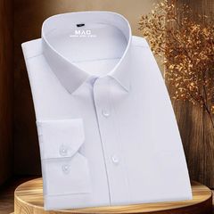 Camisa blanca de hombre con cuello y puño, presentada sobre una superficie de madera.