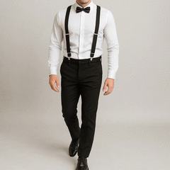 Hombre usando tirantes negros con camisa blanca y pantalón negro.