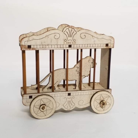 Vagon, Jaula de circo con león de madera
