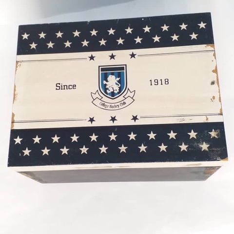 Caja de madera azul y blanco en internet