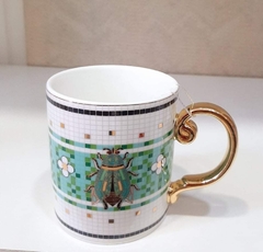 Taza estampada escarabajo con asa doradas