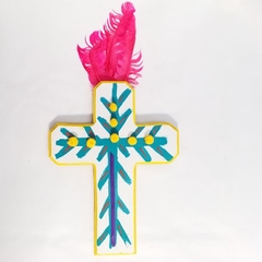 Cruz de madera blanca verde y amarilla con pluma fucsia