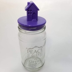 Frasco de vidrio con tapa de casa violeta