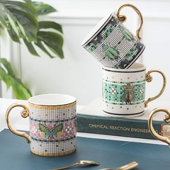 Taza estampada escarabajo con asa doradas - comprar online