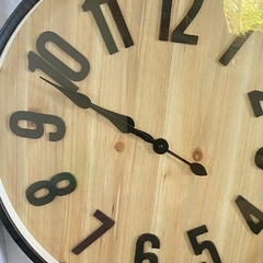 Reloj de madera con borde negro